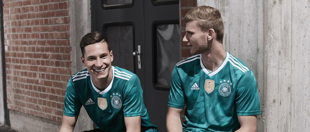 Ihr habt die Haare schön. Die deutschen Fußballnationalspieler Julian Draxler (l) und Timo Werner im grünen Auswärtstrikot für die Fußball-Weltmeisterschaft in Russland 2018. 