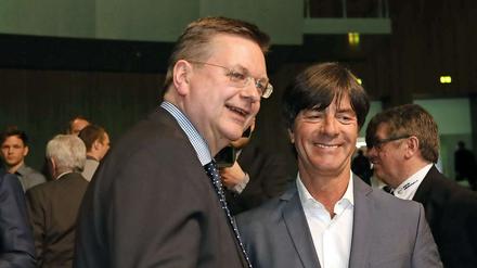 Bleiben im Geschäft. DFB-Chef Reinhard Grindel und Bundestrainer Joachim Löw.