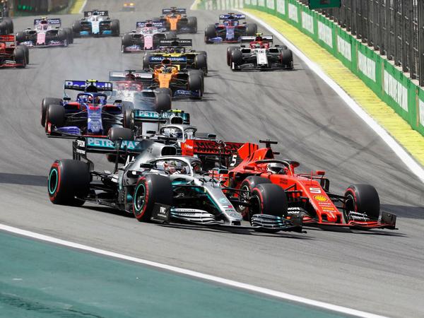 Start-Verlierer. Sebastian Vettel (r.) muss Lewis Hamilton im Mercedes passieren lassen.