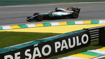 Da fährt der Weltmeister. Doch wie oft wird der Brite Lewis Hamilton vom Team Mercedes in Sao Paulo noch in Aktion zu sehen sein? 