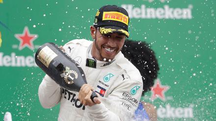 Jubel, die Zweite: Lewis Hamilton holt in Brasilien auch die Konstrukteurswertung für sein Team.