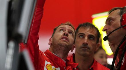 Was macht der Wettergott? Das fragt sich nicht nur Sebastian Vettel (l.).
