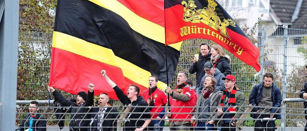 So sieht das aus, wenn wir reisen. Fans der SG Sonnenhof-Großaspach beim Auswärtsspiel in Kiel.