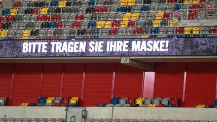Die Stadien der Bundesliga sind schon lange leer, auf der Tribüne sollen selbst die nicht eingesetzten Spieler eine Maske tragen. 