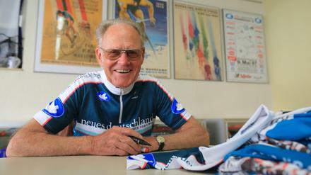 Täve Schur bei einer Autogrammstunde im Friedensfahrtmuseum in Kleinmühlingen (Sachsen-Anhalt). Am Dienstag feiert die Radsportlegende 85. Geburtstag. 