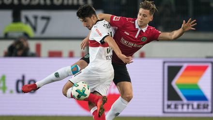 Schwäbisch-niedersächsiches Duell. Hannovers Waldemar Anton (r) spielt gegen Stuttgarts Berkay Özcan. 