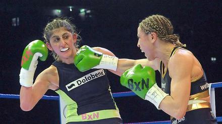 Rola El-Halabi (l.) musste bei ihrem Kampf gegen Lucia Morelli einige Treffer einstecken.