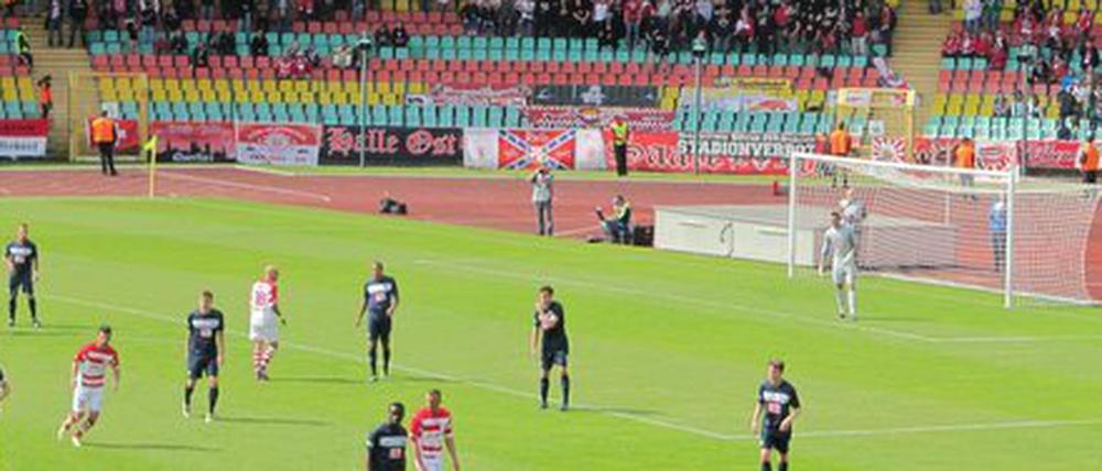 Der Spitzenreiter aus Halle (in Rot und Weiß) siegt locker und leicht bei Hertha II.