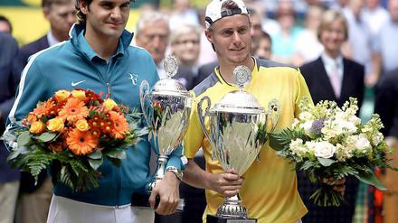 Lleyton Hewitt (r.) mit dem großen Pokal. Roger Federer nimmt die Finalniederlage von Halle aber scheinbar gelassen.