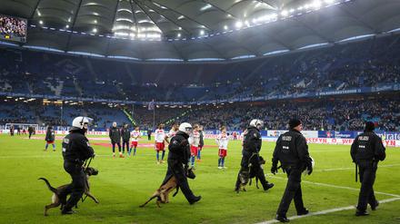 Abgang unter Polizeischutz. Die Hamburger Spieler nach dem 1:2 von Leverkusen.