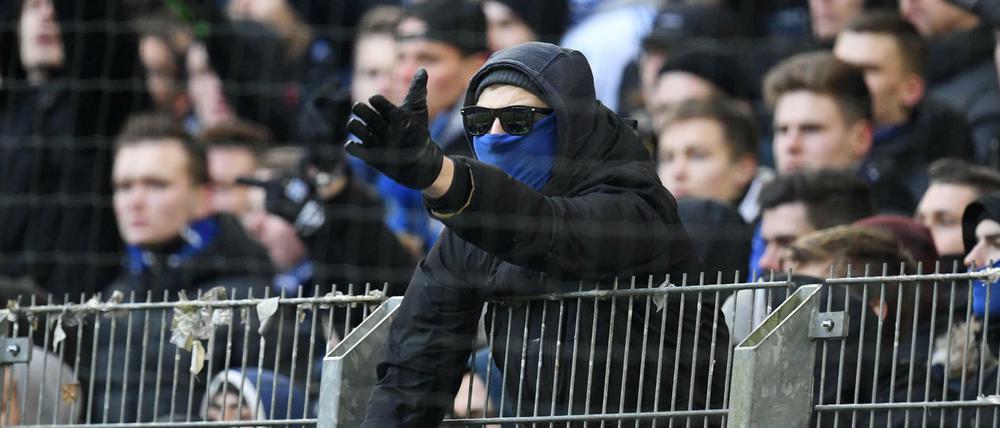 Ein HSV-Fan gestikuliert nach dem Spiel in Richtung von Polizeibeamten.
