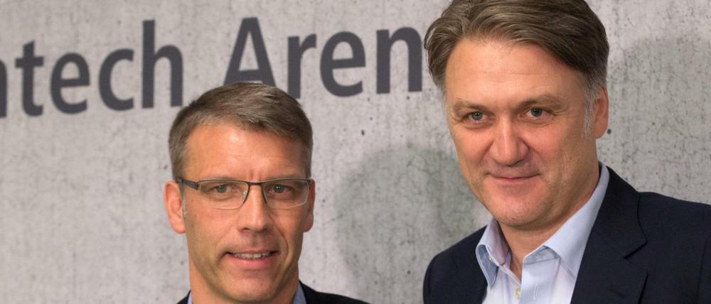 Ein Bild aus glücklichen Tagen. Dietmar Beiersdorfer (r.) stellt Peter Knäbel als neuen Sportdirektor beim HSV vor. Am Montag hat er ihn wieder verabschiedet.