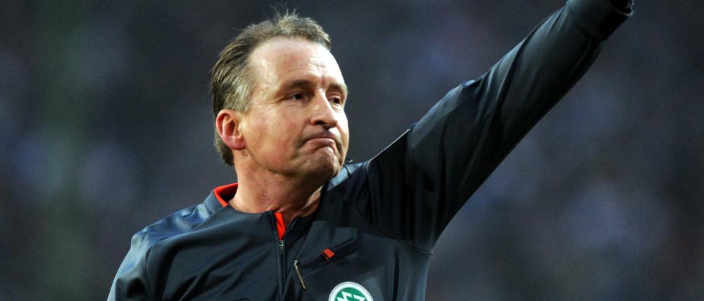 Rauf mit dir! Der ehemalige Bundesliga-Schiedsrichter Lutz Wagner ist heute DFB-Chef-Lehrwart.