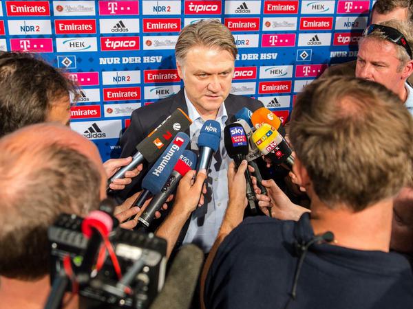 Mit dem Rücken zur Wand. Auch Dietmar Beiersdorfer gerät beim Hamburger SV jetzt langsam in den Fokus der Kritik.