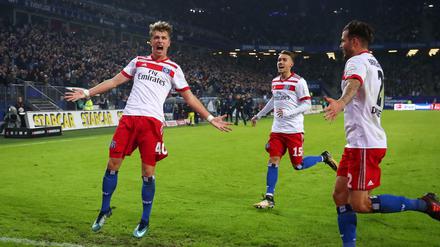 Hamburgs Jann-Fiete Arp (l) feiert seinen Treffer zum 3-1.
