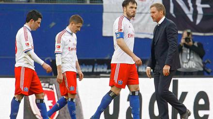 Niedergeschlagen nach der Niederlage: HSV-Trainer Thorsten Fink und seine Spieler.