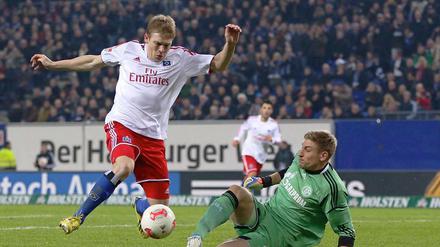 Viele Chancen, keine Tore – das änderte sich erst nach der Pause, als Beister und dann Rudnevs (im Zweikampf mit Schalkes Unnerstall) den sechsten Hamburger Saisonsieg sicherten. 