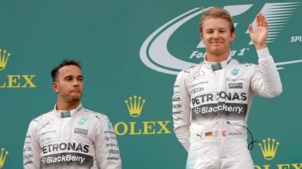 Stimmungstief, Stimmungshoch. Lewis Hamilton (li.) und Sieger Nico Rosberg.