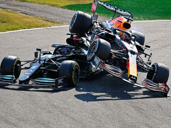 Lewis Hamilton konnte sich glücklich schätzen, dass Verstappens Auto ihn durch den Cockpitschutz nicht am Kopf erwischte.