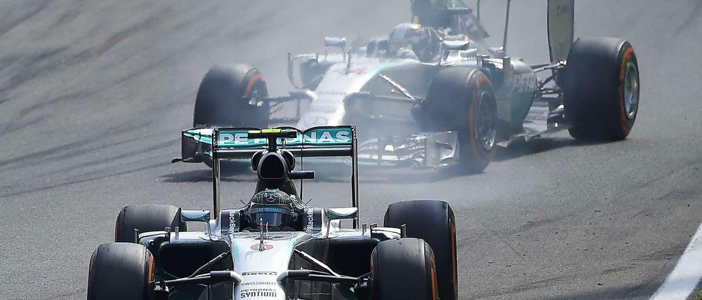 Der erste Verbremser: Nico Rosberg (v.) wurde in dieser Szene nach einem Fahrfehler von Lewis Hamilton überholt.