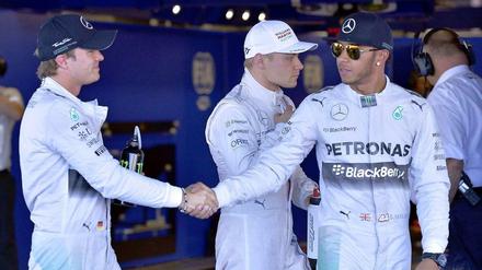 Glückwunsch an den Konkurrenten. Nico Rosberg (l.) gratuliert Qualifying-Sieger Lewis Hamilton