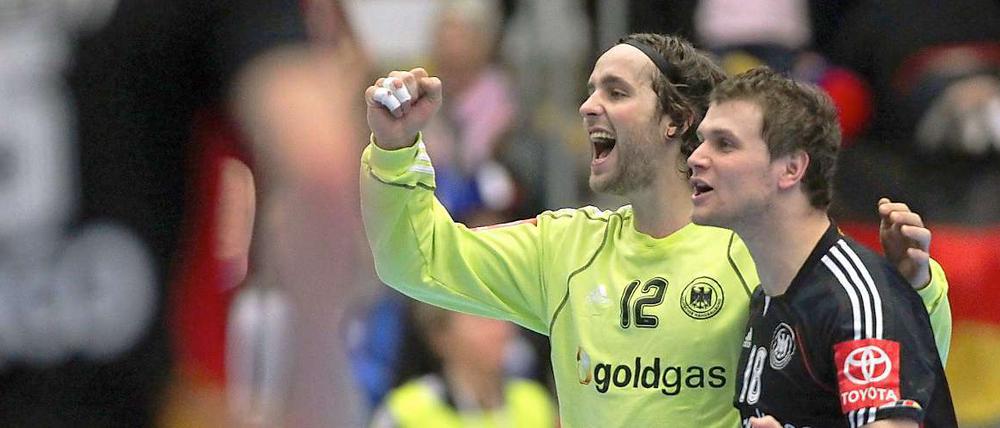 Es geht doch: Torhüter Heinevetter freut sich mit Michael Kraus über den Sieg gegen Island.