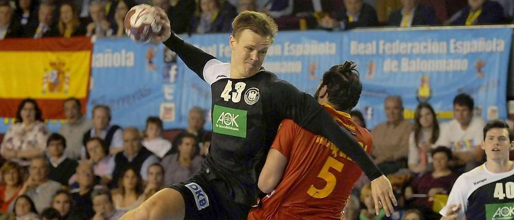 Kaum ein Durchkommen. Niclas Pieczkowski verliert mit Deutschland deutlich in Spanien.