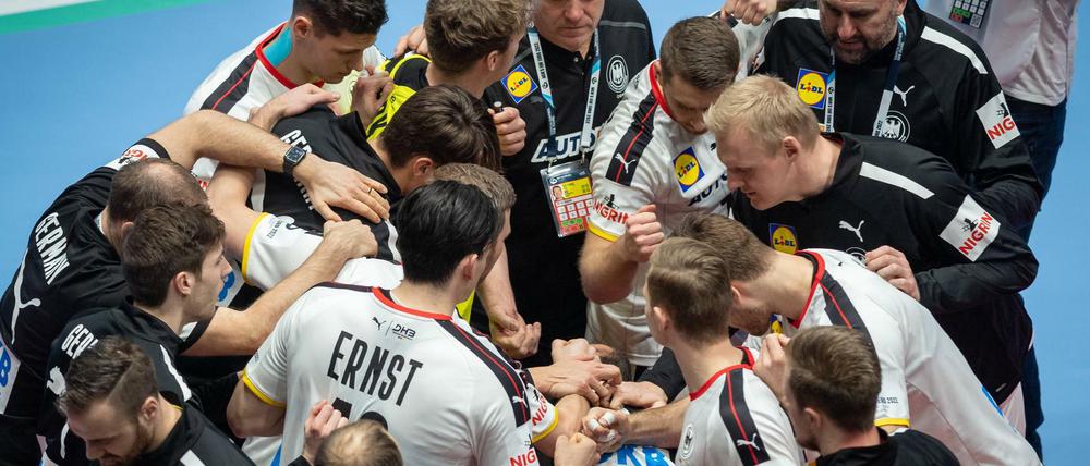 Die deutschen Handballer wollen trotz zahlreicher Coronafälle die EM durchziehen. Vom ursprünglichen Kader sind lediglich fünf Spieler verblieben.