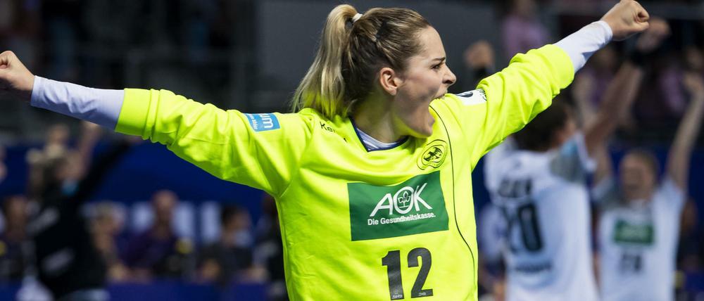 Dinah Eckerle, 23, spielt beim SG Bietigheim in der Bundesliga. Bei der EM in Frankreich ist sie erstmals Stammtorhüterin der deutschen Mannschaft, die am Mittwoch (Beginn 21 Uhr) gegen die Niederlande gewinnen muss, um im Turnier zu bleiben.