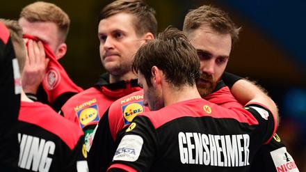 Lange Gesichter. Die deutschen Handballer um Andreas Wolff und Uwe Gensheimer haben sich die Niederlage selbst zuzuschreiben.