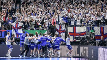 Riesenparty in der Mercedes-Benz-Arena. Die Fans der Färöer feiern mit ihren Spielern den Punktgewinn gegen Norwegen.