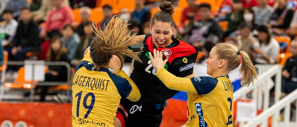 Kein Durchkommen. Die deutschen Handballerinnen um Emily Bölk (Mitte) waren schlussendlich chancenlos gegen Schweden.