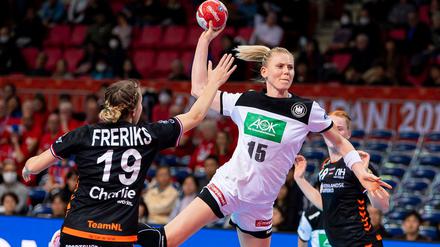 Spielmacherin. Kim Naidzinavicius führt die deutschen Handballerinnen an.