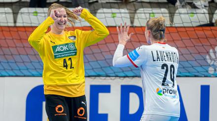 Katharina Filter (links) und Antje Lauenroth jubeln über den Einzug in die Hauptrunde der Handball-WM.