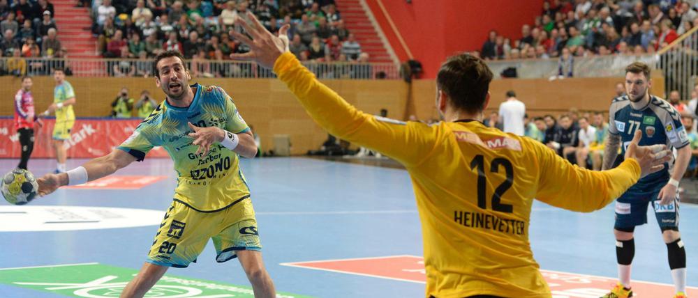 Raphael Caucheteux (l) von von Saint Raphael Var Handball wirft gegen den Berliner Silvio Heinevetter (r). 