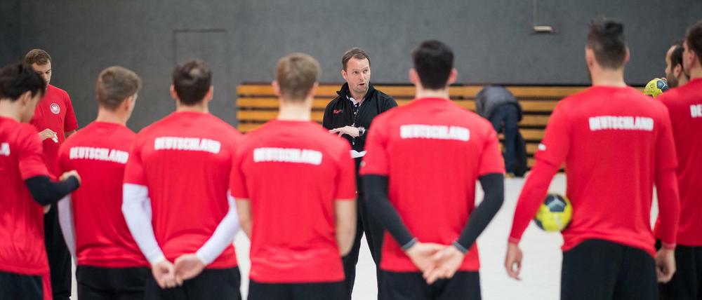Ohren auf. Bundestrainer Sigurdsson vermittelt dem Team neue Inhalte.