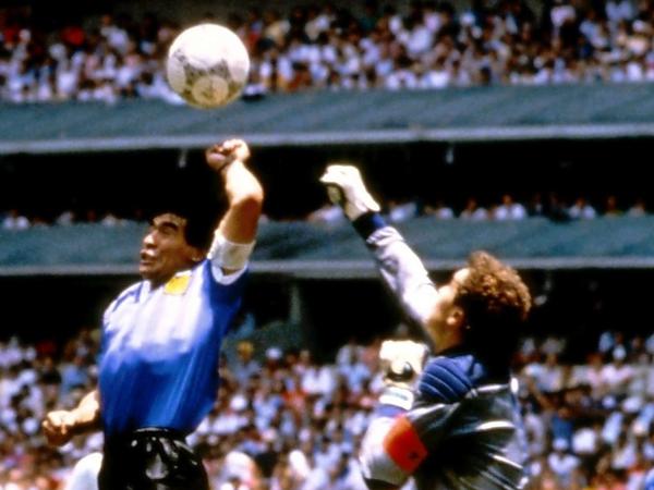 Handspiel. Maradona bezwingt Englands Torhüter Shilton bei der WM 1986.