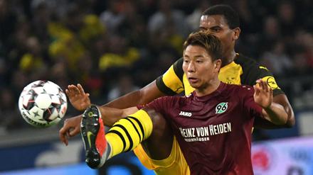 Hannovers Takuma Asano (vorn) und Dortmunds Manuel Akanji kämpfen um den Ball. 