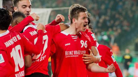 Hannovers Waldemar Anton bejubelt mit seinen Mannschaftskollegen seinen Treffer zum 1:0. 