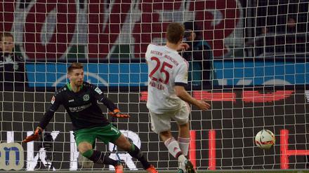 Münchens Thomas Müller (r) trifft per Elmeter zum 0:1 gegen Hannovers Torhüter Torwart Ron-Robert Zieler. 