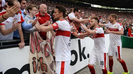 Freude trotz Niederlage: Stuttgarts Spieler kommen nach der 1:0 Niederlage gegen Hannover zu den Stuttgarter Fans. 