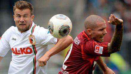 Alle Hände hoch. Im Spiel zwischen Hannover 96 und FC Augsburg spielte die Handspielregel eine entscheidende Rolle.