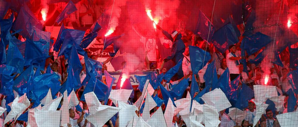 Spiel mit dem Feuer: Die Choreographie eines Fanklubs von Hansa Rostock sorgt für Schlagzeilen.