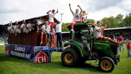 Mit dem Trecker in die Zweite Liga: Die Spieler des 1. FC Heidenheim feiern den Aufstieg.