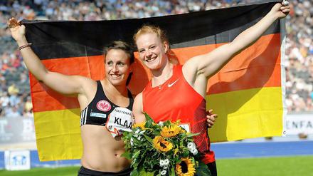Betty Heidler (r.) jubelte nach dem Wettkampf gemeinsam mit ihrer Vereinskollegin Kathrin Klaas, die den dritten Platz belegte.