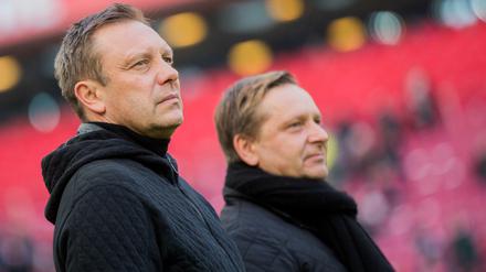 André Breitenreiter (links) wird in Hannover wohl nicht mehr an der Seite von Sportdirektor Horst Heldt stehen.