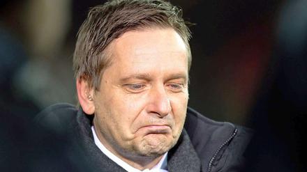 Horst Heldt, Sportdirektor von Schalke 04, zieht über die Unparteiischen her.