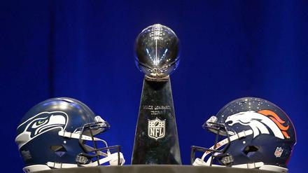 Duell um die Vince-Lombardi-Trophäe. Die Seattle Seahawks (l.) spielen im Super Bowl gegen die Denver Broncos.