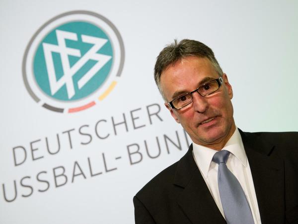 DFB-Generalsekretär Helmut Sandrock tritt zurück.