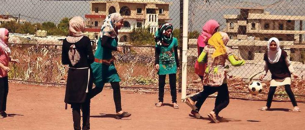 Syrische geflüchtete Mädchen spielen im "Al Aedeh Club" im palästinensischen Flüchtlingscamp "Al Rashidieh" in der Bekaa-Ebene im Libanon Fußball. 